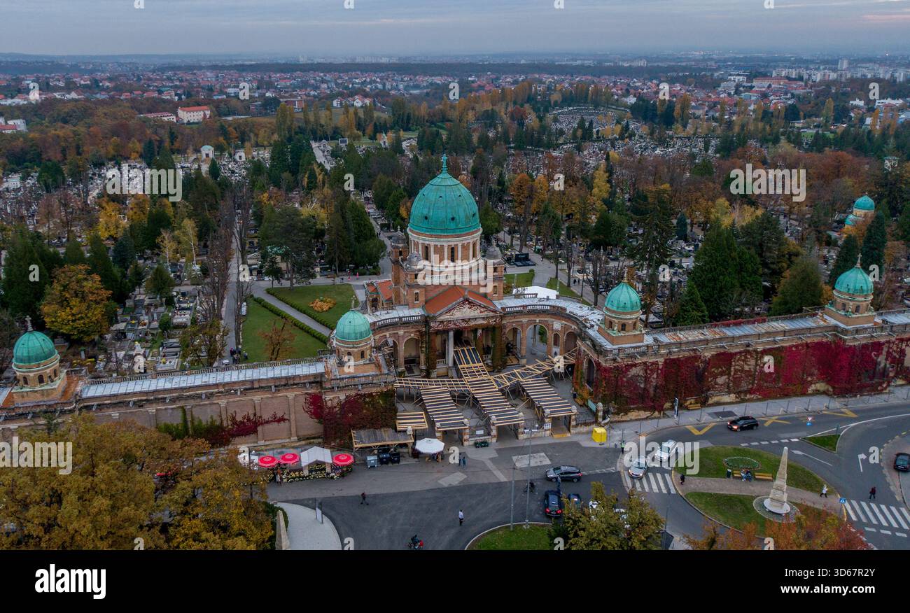 Vista aerea della grandiosa architettura del cimitero di Mirogoj con la sua cupola in rame e le pareti rivestite di edera che contrastano con il fogliame autunnale di Zagabria, Croazia Foto Stock