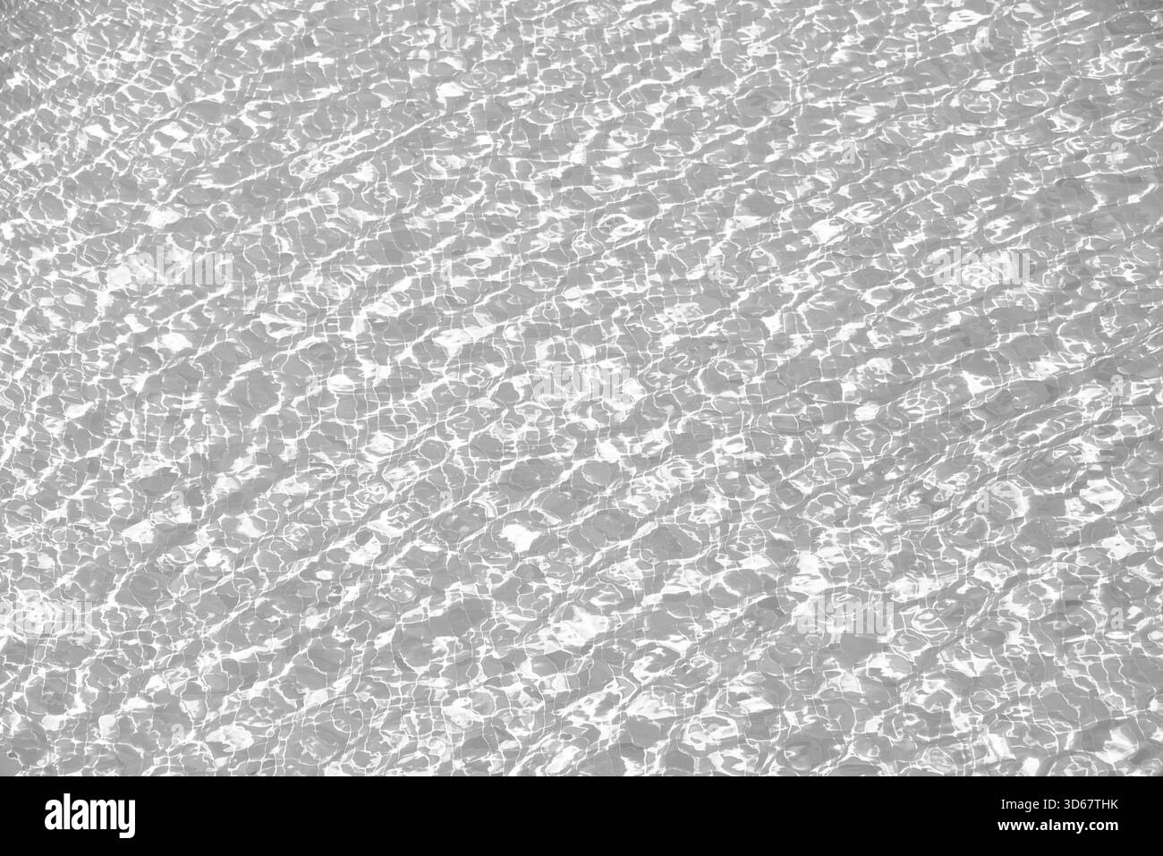 Superficie ondulata dell'acqua della piscina sfondo isolato su sfondo bianco, ritagliato lo strato di sovrapposizione Foto Stock