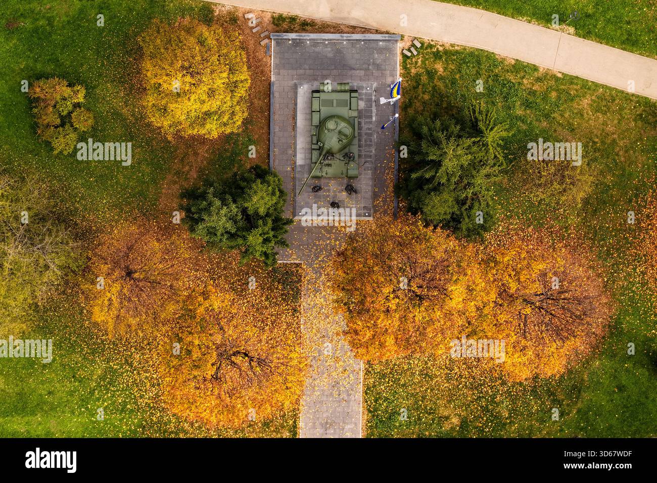 Veduta aerea di un carro armato T-55 in un parco, circondato da alberi con fogliame autunnale che crea un mosaico di verdi e oro, Sarajevo, Federazione di Bosnia An Foto Stock