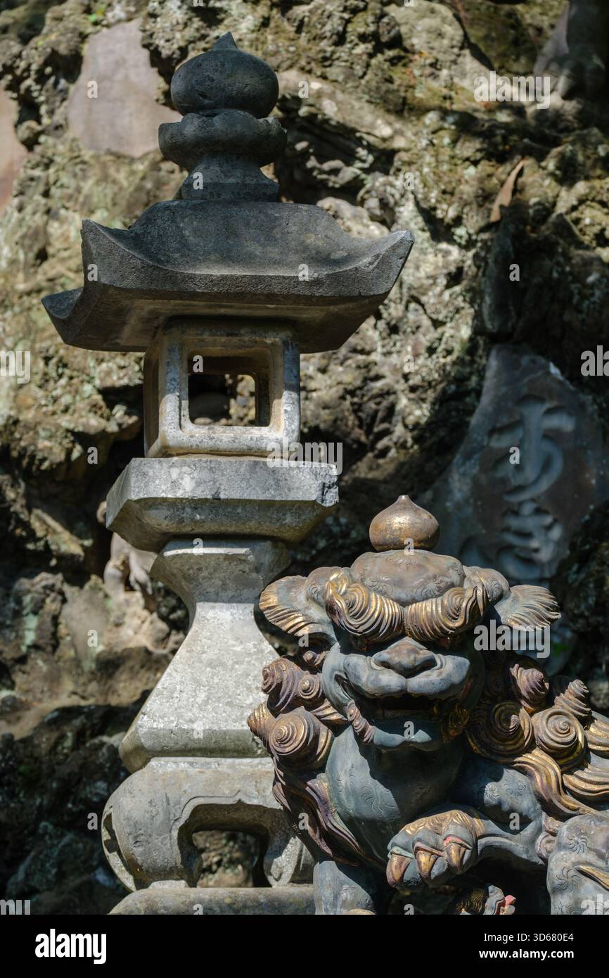 Guardiano Komainu Lion e lanterna di pietra al Tempio Naritasan, Narita, Giappone Foto Stock