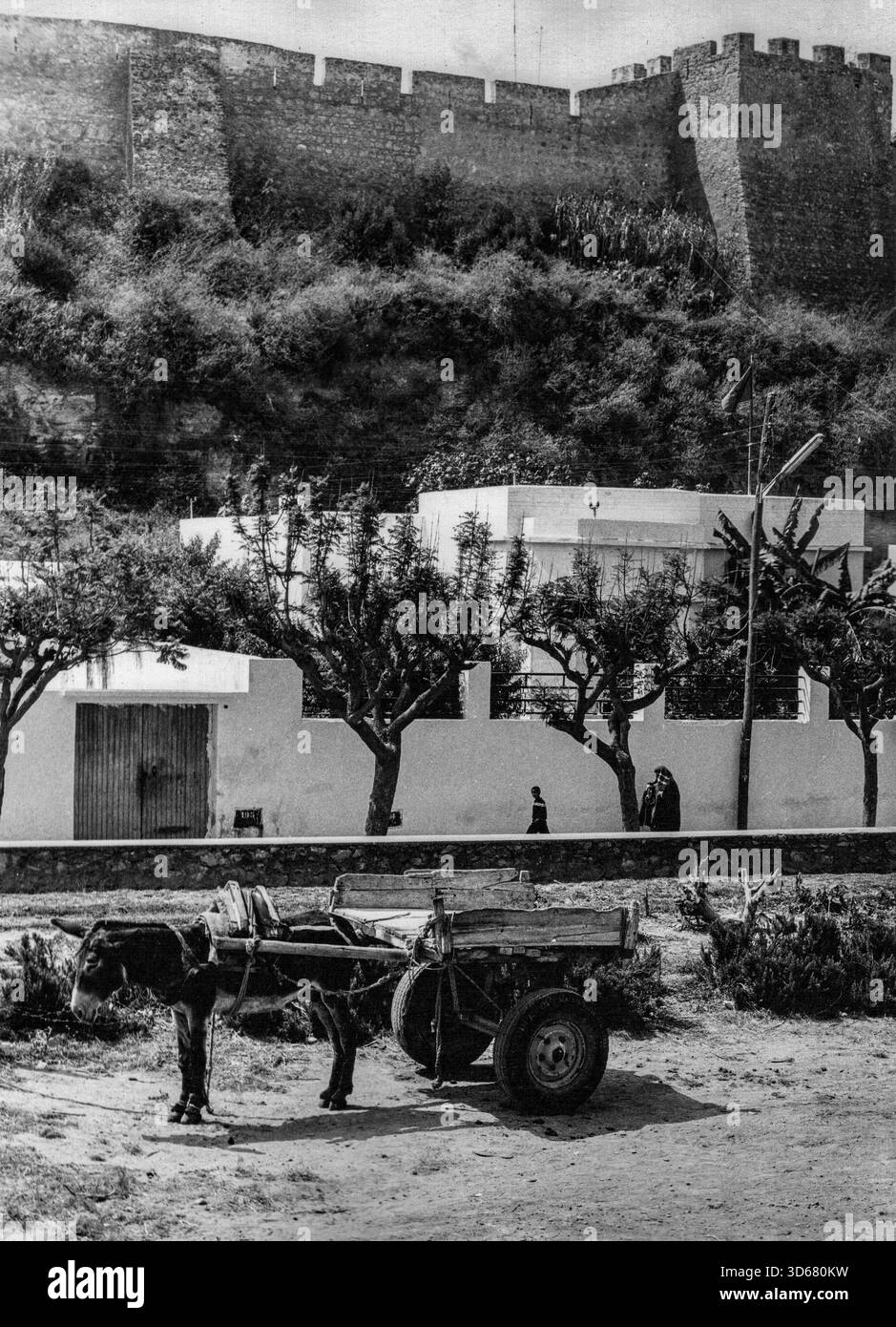Scena di strada a Safi, in Marocco, con le mura della città vecchia Foto Stock