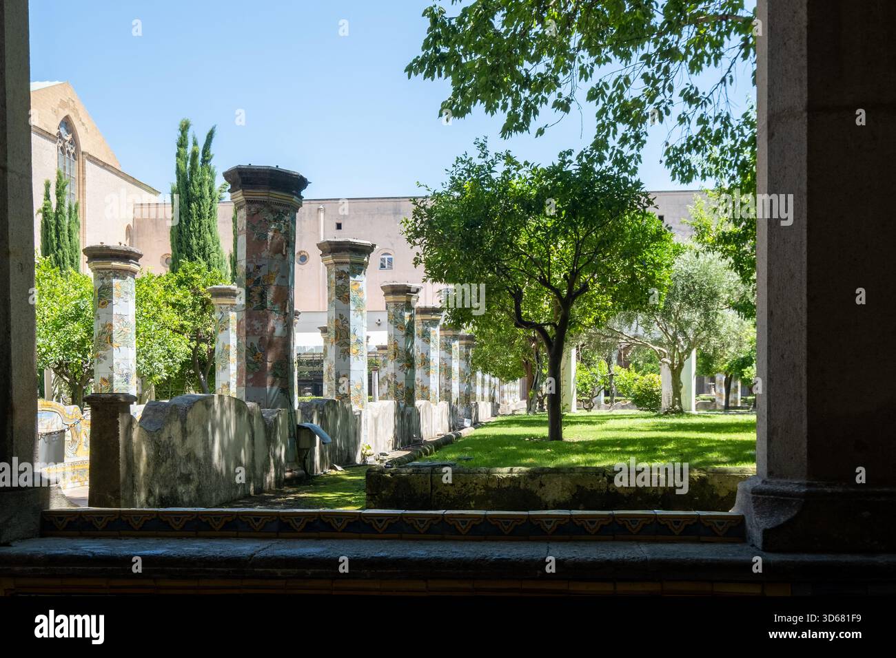 Chiostro delle Clarisse, con maioliche uniche in stile rococò, complesso di Santa chiara, Napoli, regione Campania, Italia, Europa Foto Stock