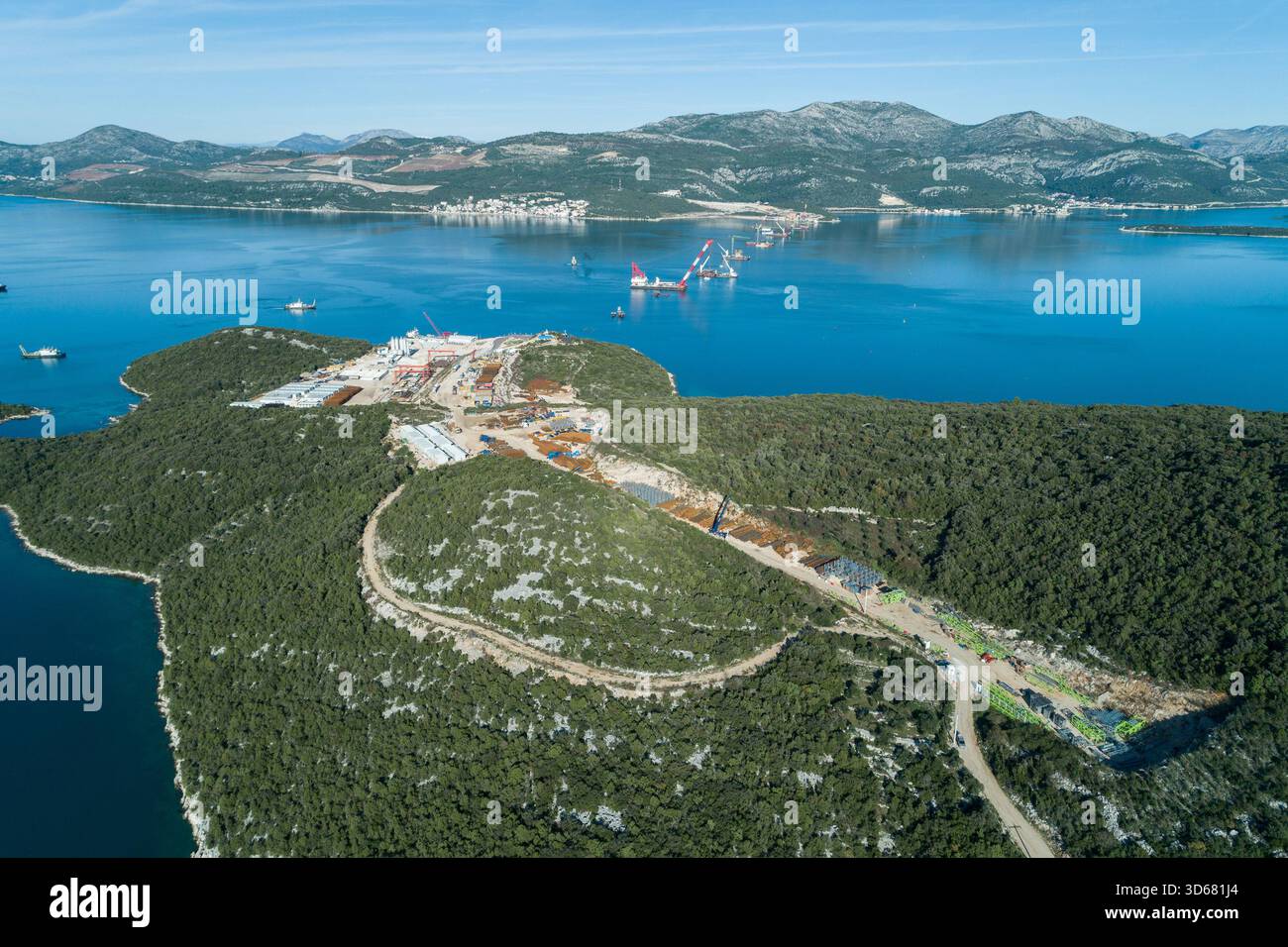 Veduta aerea del cantiere sulla penisola mentre si estende nel tranquillo e profondo mare blu, Komarna, Dubrovnik-Neretva County, Croazia. Foto Stock