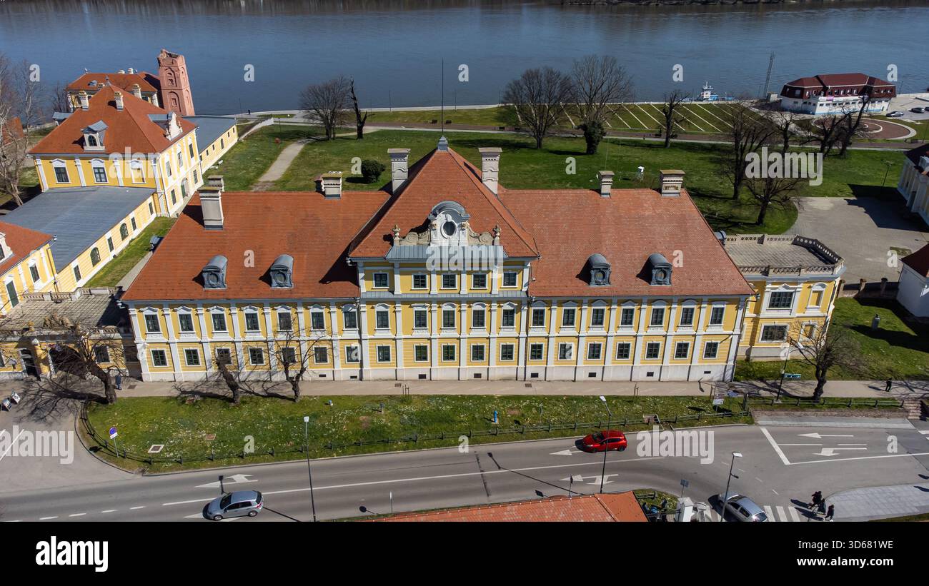 Vista aerea del castello di Odescalchi con il suo tetto arancione e le mura gialle, che si erge orgogliosamente vicino al fiume Danubio, Ilok, conte Vukovar-Srijem Foto Stock