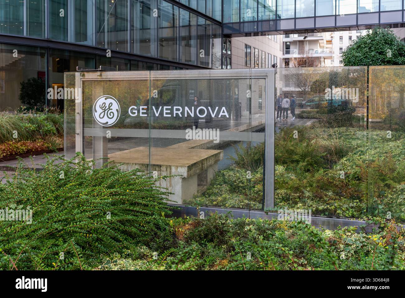 Issy-les-Moulineaux, Francia, 11.17.2025. Ingresso a GE Vernova, un'azienda produttrice di apparecchiature energetiche e di servizi Foto Stock