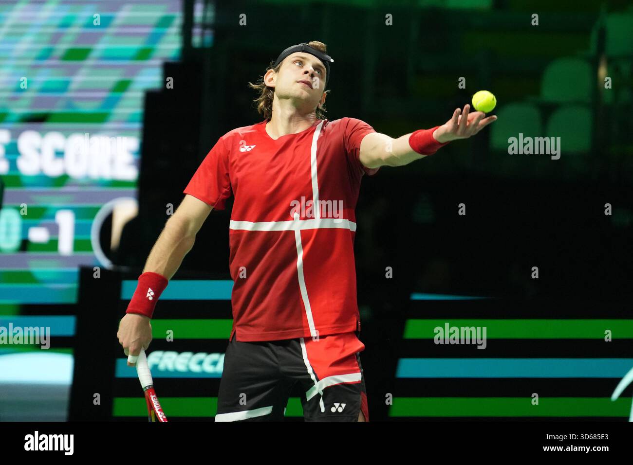 Bologna, Italia. 18 novembre 2025. ZIZOU Bergs del Belgio contro Arthur Rinderknech della Francia durante la Coppa Davis 2025, Final 8, Tennis event il 18 novembre 2025 a Bologna - Photo Laurent Lairys/DPPI Credit: DPPI Media/Alamy Live News Foto Stock