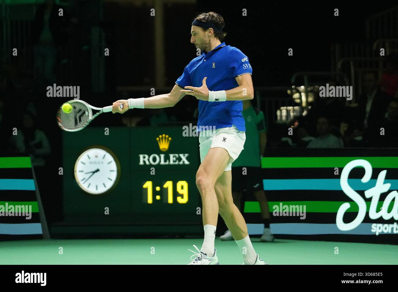 Bologna, Italia. 18 novembre 2025. Arthur Rinderknech della Francia contro Zizou Bergs del Belgio durante la Coppa Davis 2025, Final 8, Tennis event il 18 novembre 2025 a Bologna, Italia - foto Laurent Lairys/DPPI Credit: DPPI Media/Alamy Live News Foto Stock