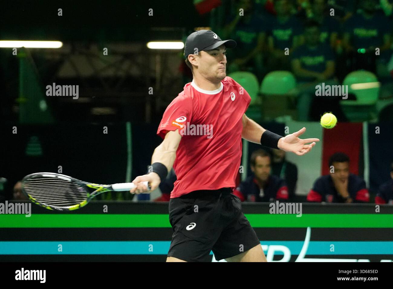 Bologna, Italia. 18 novembre 2025. Raphaël Collignon del Belgio contro Corentin Moutet della Francia durante la Coppa Davis 2025, Final 8, Tennis event il 18 novembre 2025 a Bologna, Italia - foto Laurent Lairys/DPPI Credit: DPPI Media/Alamy Live News Foto Stock