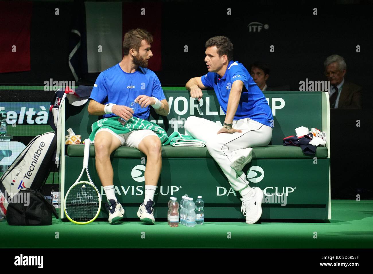Bologna, Italia. 18 novembre 2025. Corentin Moutet e il coach francese Paul-Henri Mathieu durante la Coppa Davis 2025, Final 8, Tennis event il 18 novembre 2025 a Bologna, Italia - foto Laurent Lairys/DPPI Credit: DPPI Media/Alamy Live News Foto Stock