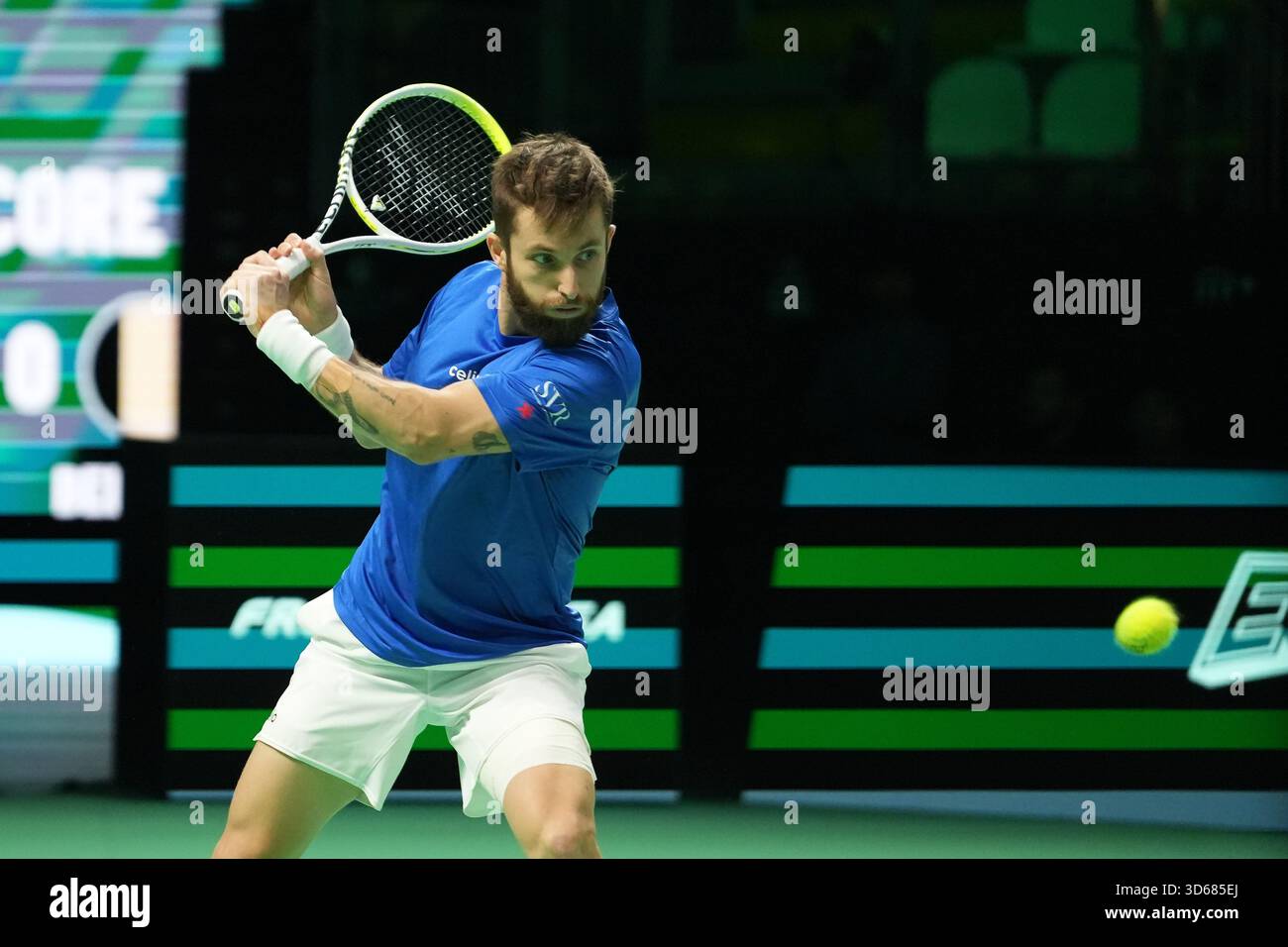 Bologna, Italia. 18 novembre 2025. Corentin Moutet di Francia contro Raphaël Collignon del Belgio durante la Coppa Davis 2025, Final 8, Tennis event il 18 novembre 2025 a Bologna, Italia - foto Laurent Lairys/DPPI Credit: DPPI Media/Alamy Live News Foto Stock