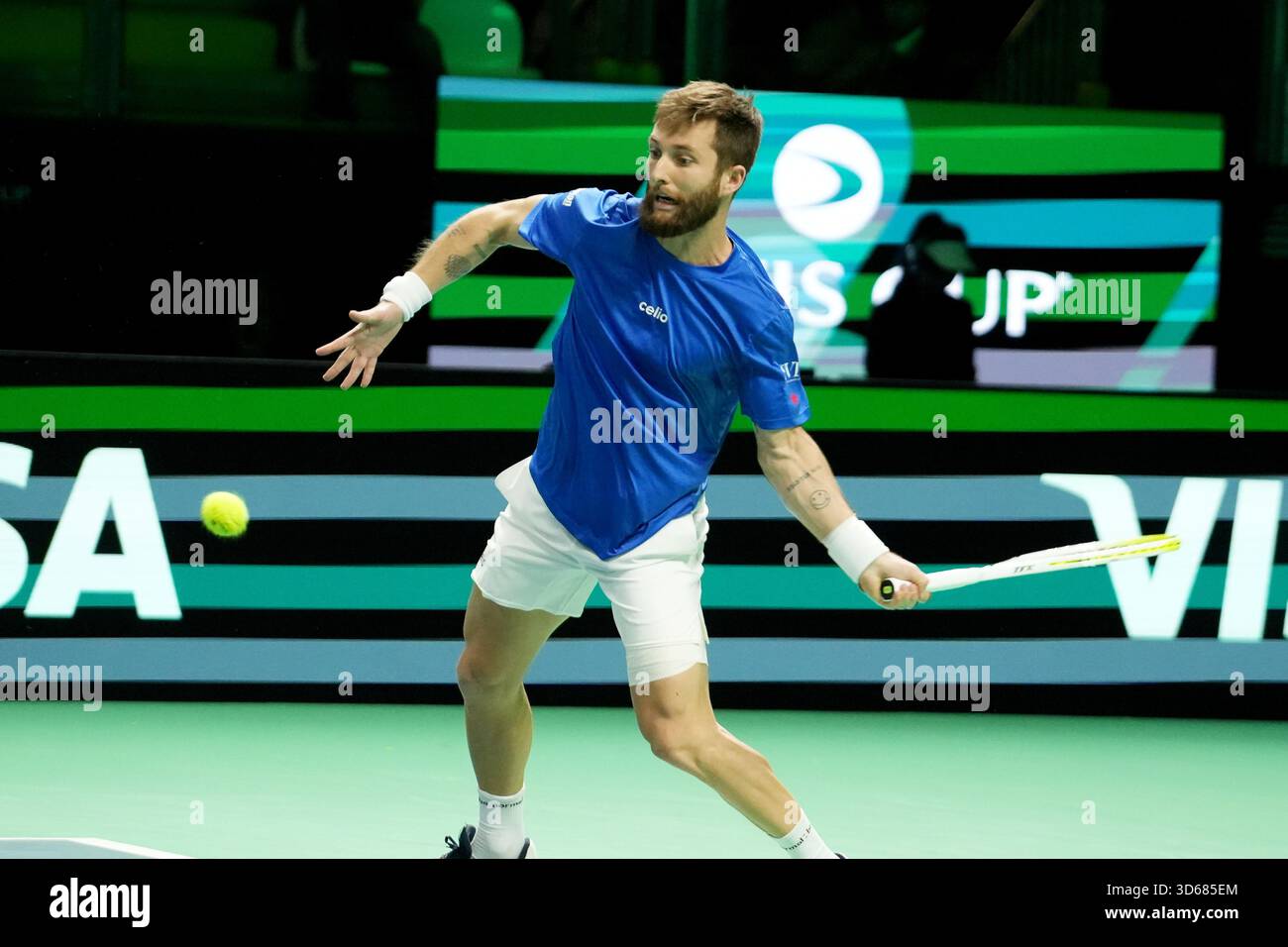 Bologna, Italia. 18 novembre 2025. Corentin Moutet di Francia contro Raphaël Collignon del Belgio durante la Coppa Davis 2025, Final 8, Tennis event il 18 novembre 2025 a Bologna, Italia - foto Laurent Lairys/DPPI Credit: DPPI Media/Alamy Live News Foto Stock