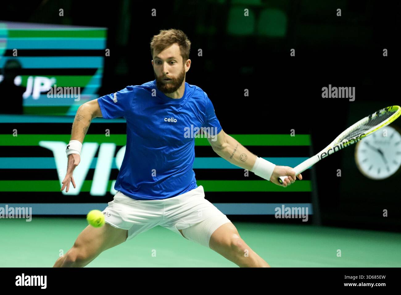 Bologna, Italia. 18 novembre 2025. Corentin Moutet di Francia contro Raphaël Collignon del Belgio durante la Coppa Davis 2025, Final 8, Tennis event il 18 novembre 2025 a Bologna, Italia - foto Laurent Lairys/DPPI Credit: DPPI Media/Alamy Live News Foto Stock