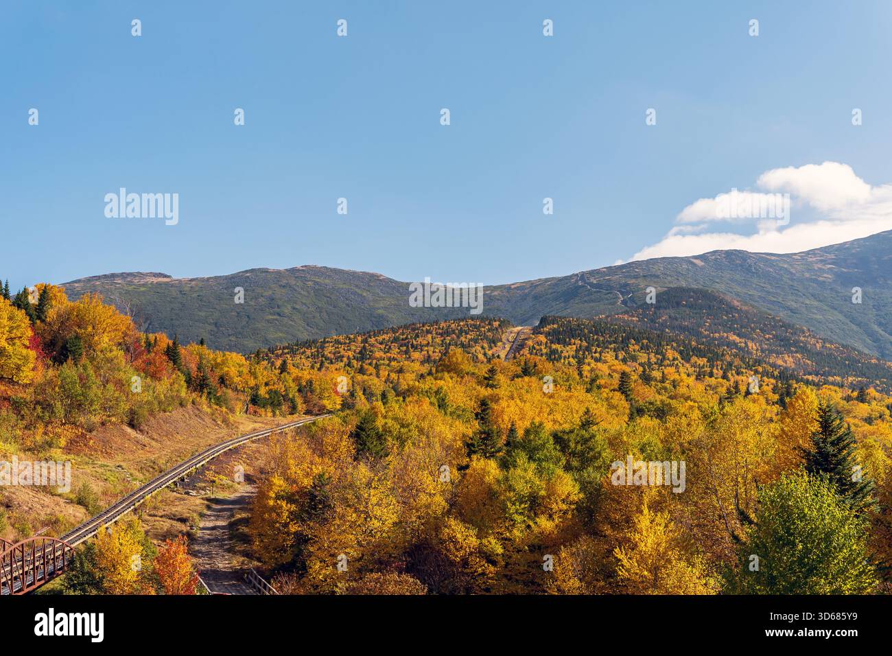 Vista dei binari della Mount Washington Cog Railway, che conduce a Mount Washington, Mount Washington, New Hampshire, USA Foto Stock