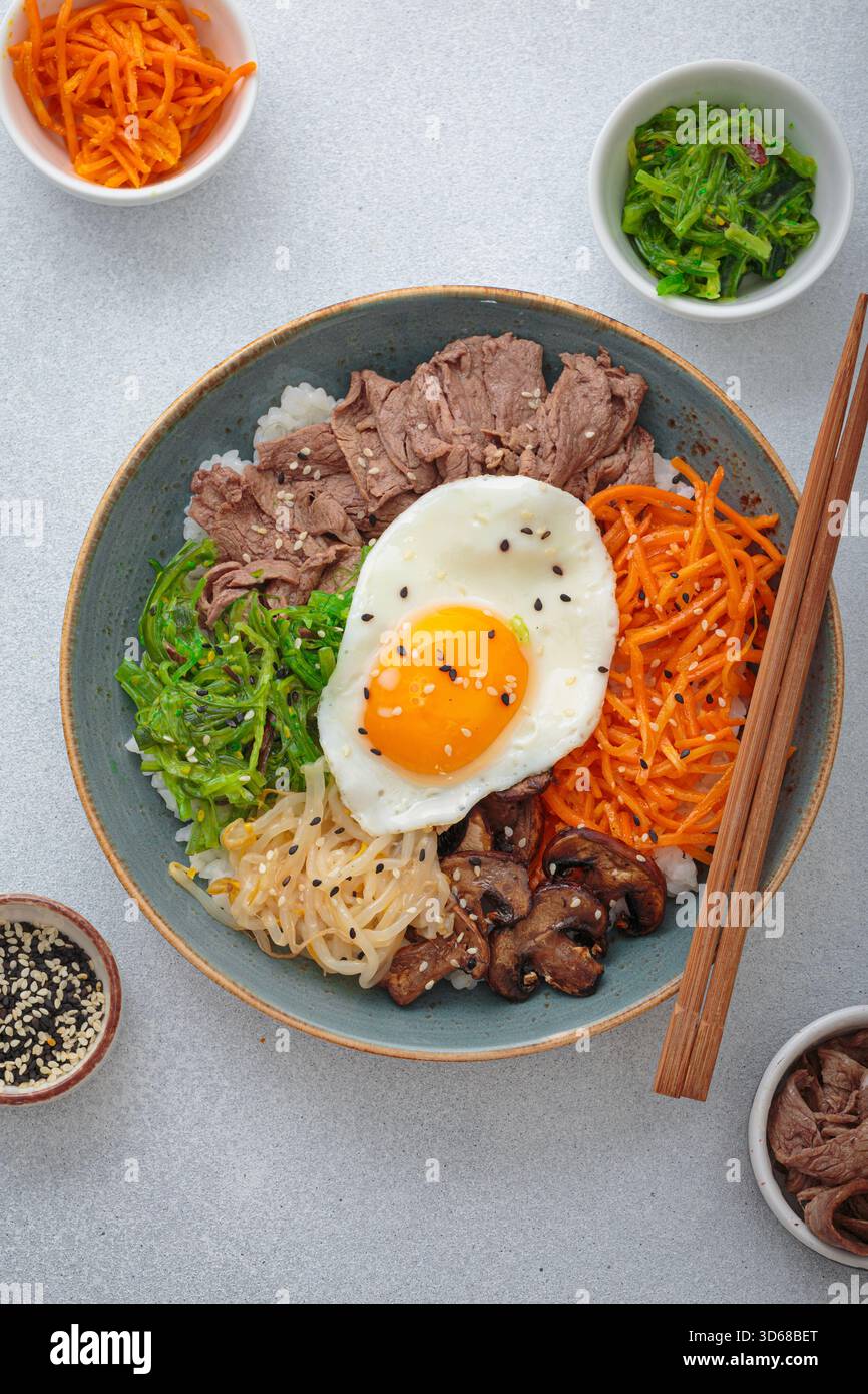 Bibimbap - riso coreano con manzo, verdure e uova fritte Foto Stock