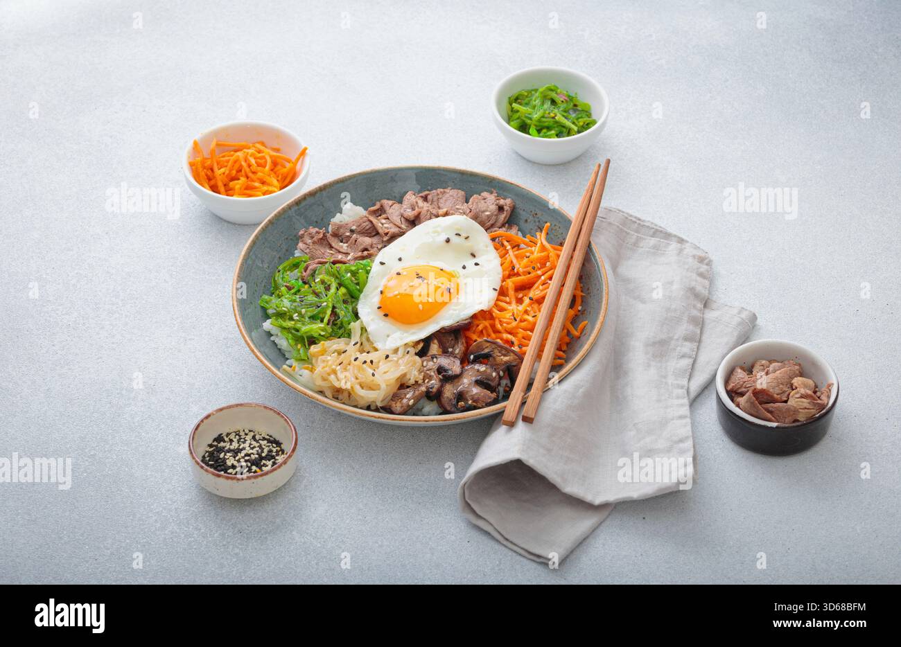 Bibimbap - riso coreano con manzo, verdure e uova fritte Foto Stock