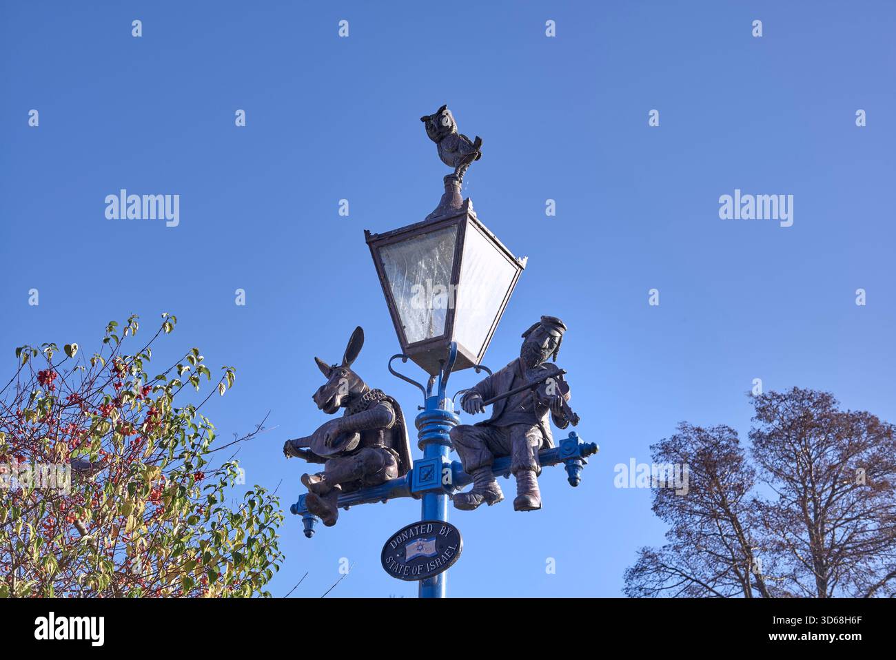 Lampada ornamentale donata dallo Stato di Israele con Bottom e Topol of Fiddler on the Roof a Stratford upon Avon, Warwickshire, Inghilterra Regno Unito Foto Stock