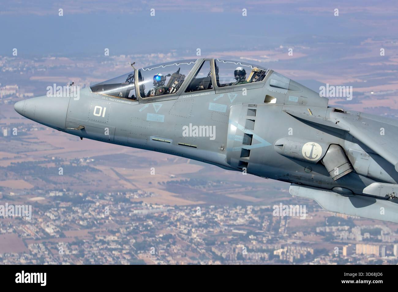 Marina militare AV-8B Harrier II, tra cui le rare varianti TAV-8B da addestramento biposto e monoposto, fotografò air-to-air vicino a Taranto, in Italia, in rotta verso la Athens Flying Week. La sortita catturò i jet d’attacco verticali/corti della Marina italiana al decollo e all’atterraggio in formazione sulla costa mediterranea. Foto Stock
