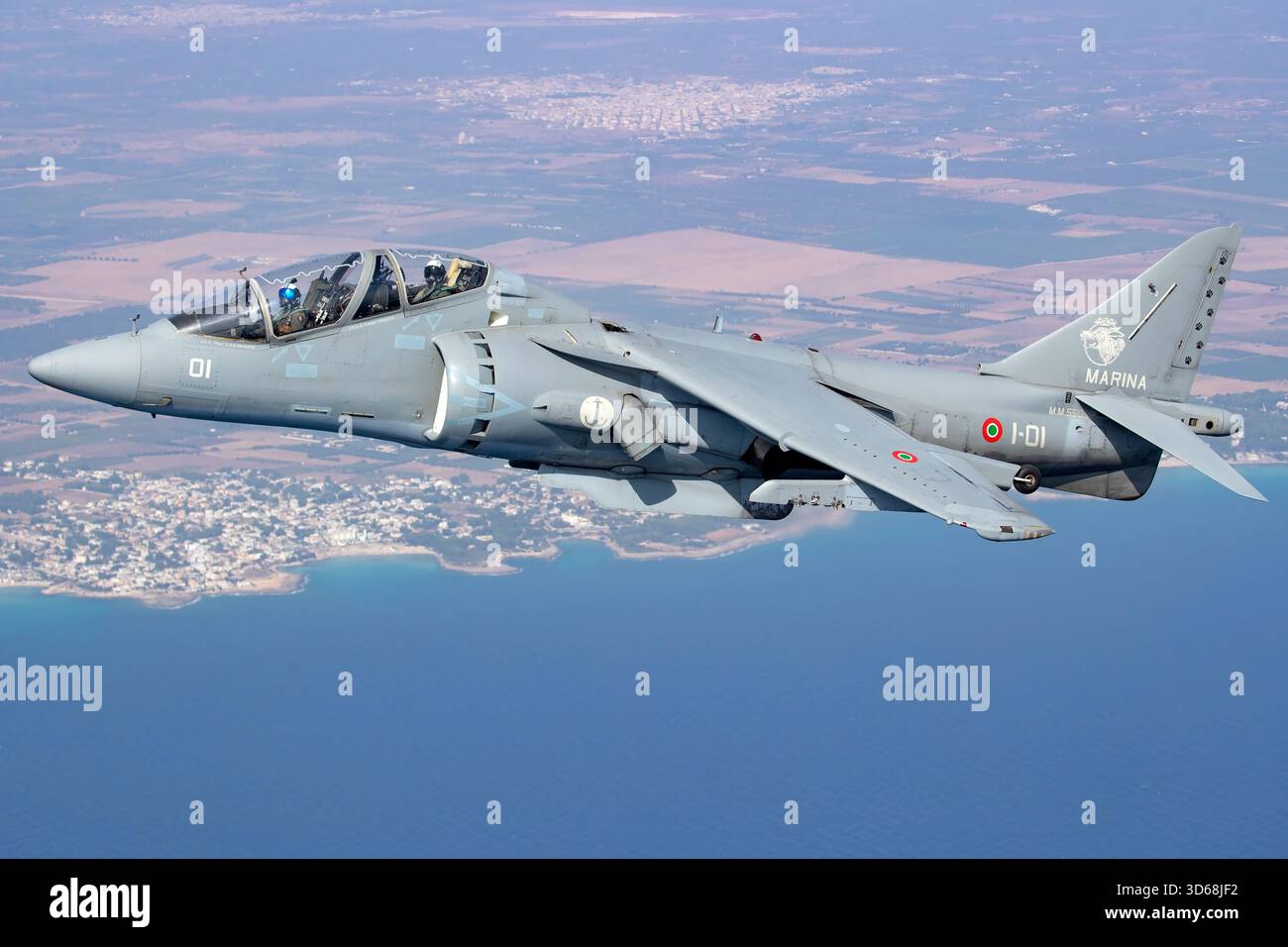 Marina militare AV-8B Harrier II, tra cui le rare varianti TAV-8B da addestramento biposto e monoposto, fotografò air-to-air vicino a Taranto, in Italia, in rotta verso la Athens Flying Week. La sortita catturò i jet d’attacco verticali/corti della Marina italiana al decollo e all’atterraggio in formazione sulla costa mediterranea. Foto Stock