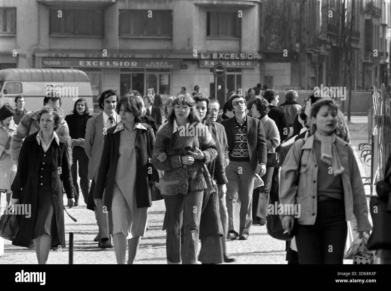 1975, Parigi, Rive guidava, gente. Foto Stock