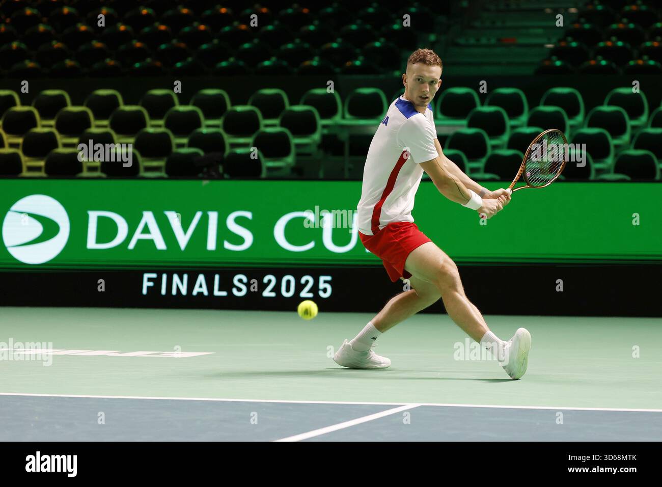 Jiri Lehecka, tennista ceco, durante la preparazione per la partita Repubblica Ceca - Spagna nel gruppo finale di Coppa Davis 2025 a Bologna, Italia, Foto Stock