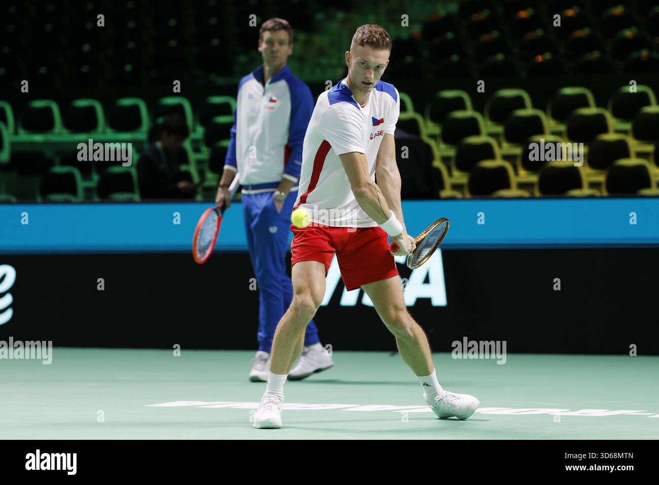Jiri Lehecka, tennista ceco, durante la preparazione per la partita Repubblica Ceca - Spagna nel gruppo finale di Coppa Davis 2025 a Bologna, Italia, Foto Stock
