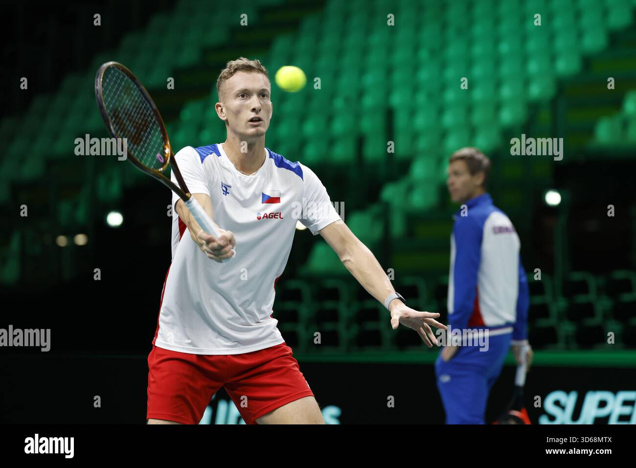 Jiri Lehecka, tennista ceco, durante la preparazione per la partita Repubblica Ceca - Spagna nel gruppo finale di Coppa Davis 2025 a Bologna, Italia, Foto Stock