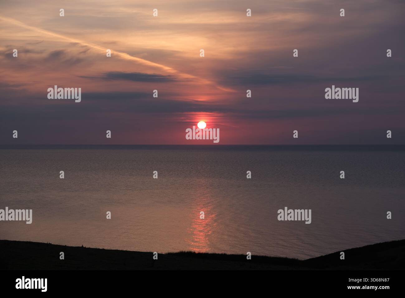 Tramonto su un tranquillo mare irlandese da Trefor nel Galles del Nord Foto Stock