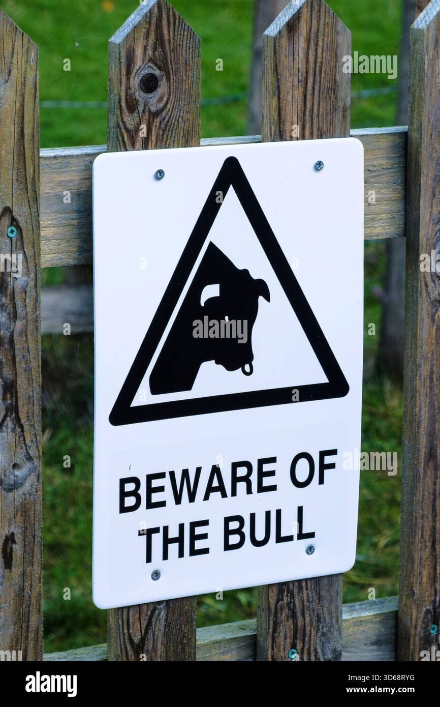 Sevenhampton è un villaggio del Wiltshire vicino a Swindon, Regno Unito, attenzione al cartello Bull Foto Stock