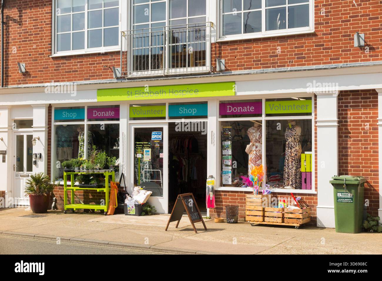 Esterno con cartello sulla facciata anteriore dello St. Elizabeth Hospice, High Street, Aldeburgh; Negozio di beneficenza / negozio di articoli usati che raccoglie fondi per la cura dei malati terminali. Suffolk. Regno Unito. (140) Foto Stock