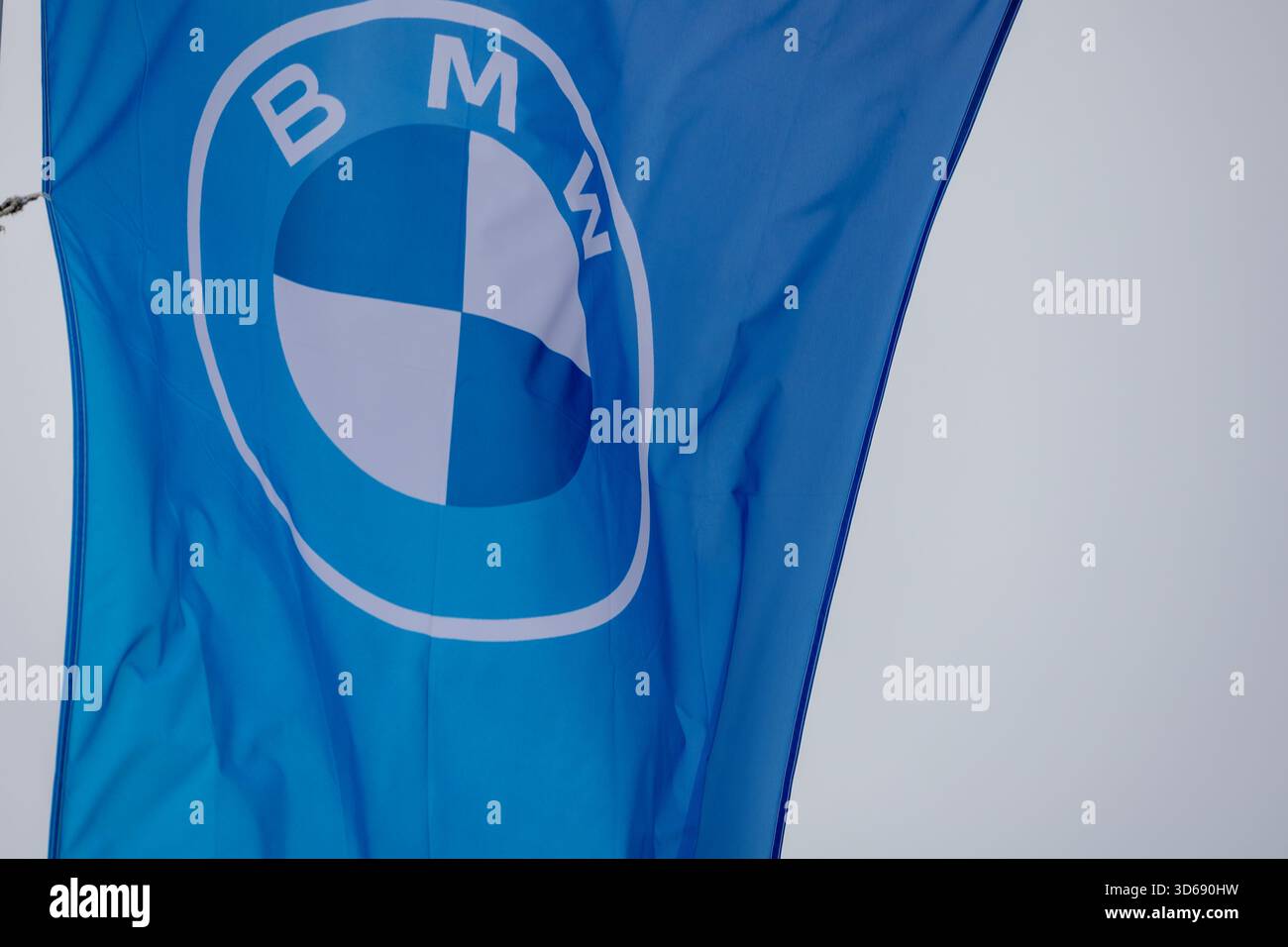 Bandiera con il logo BMW presso una concessionaria Foto Stock