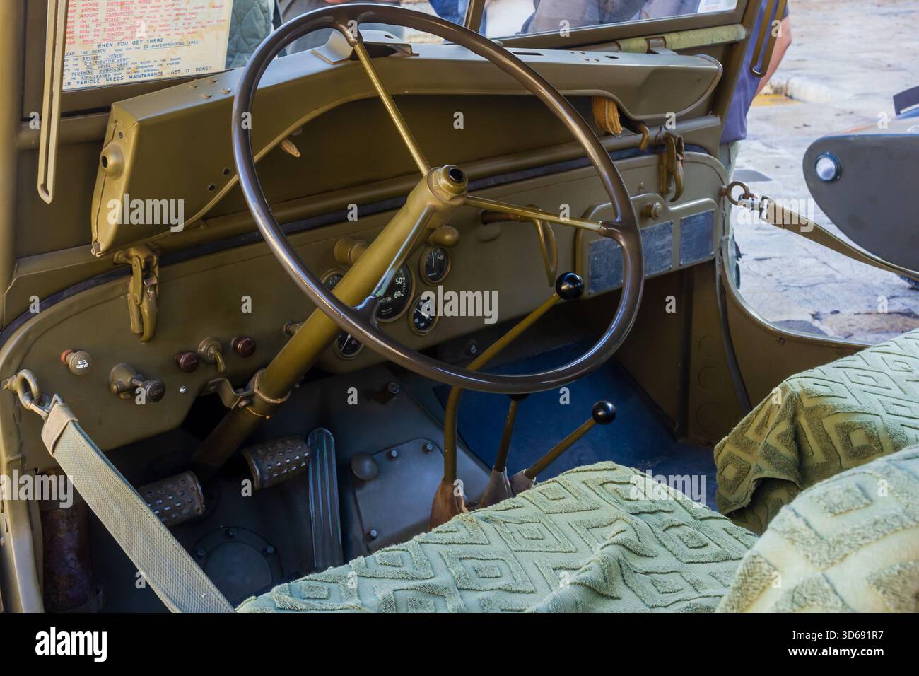 Interni vintage Military Jeep con volante e leve del cambio in Olive Drab Foto Stock