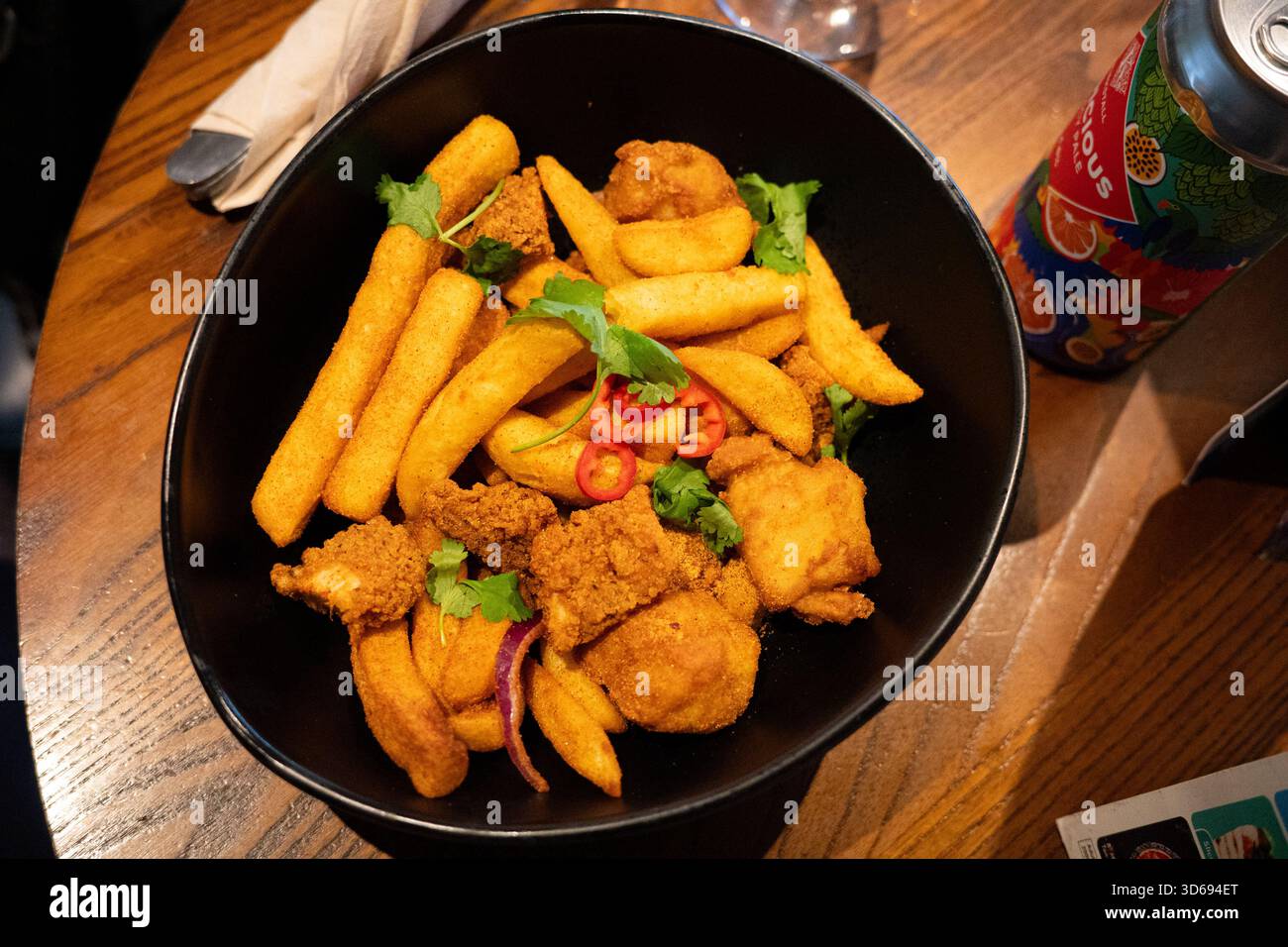 Newcastle Upon Tyne Regno Unito: 17 novembre 2025: Wetherspoons nuovo menu di spezie, pollo con sale, peperoncino e patatine Foto Stock