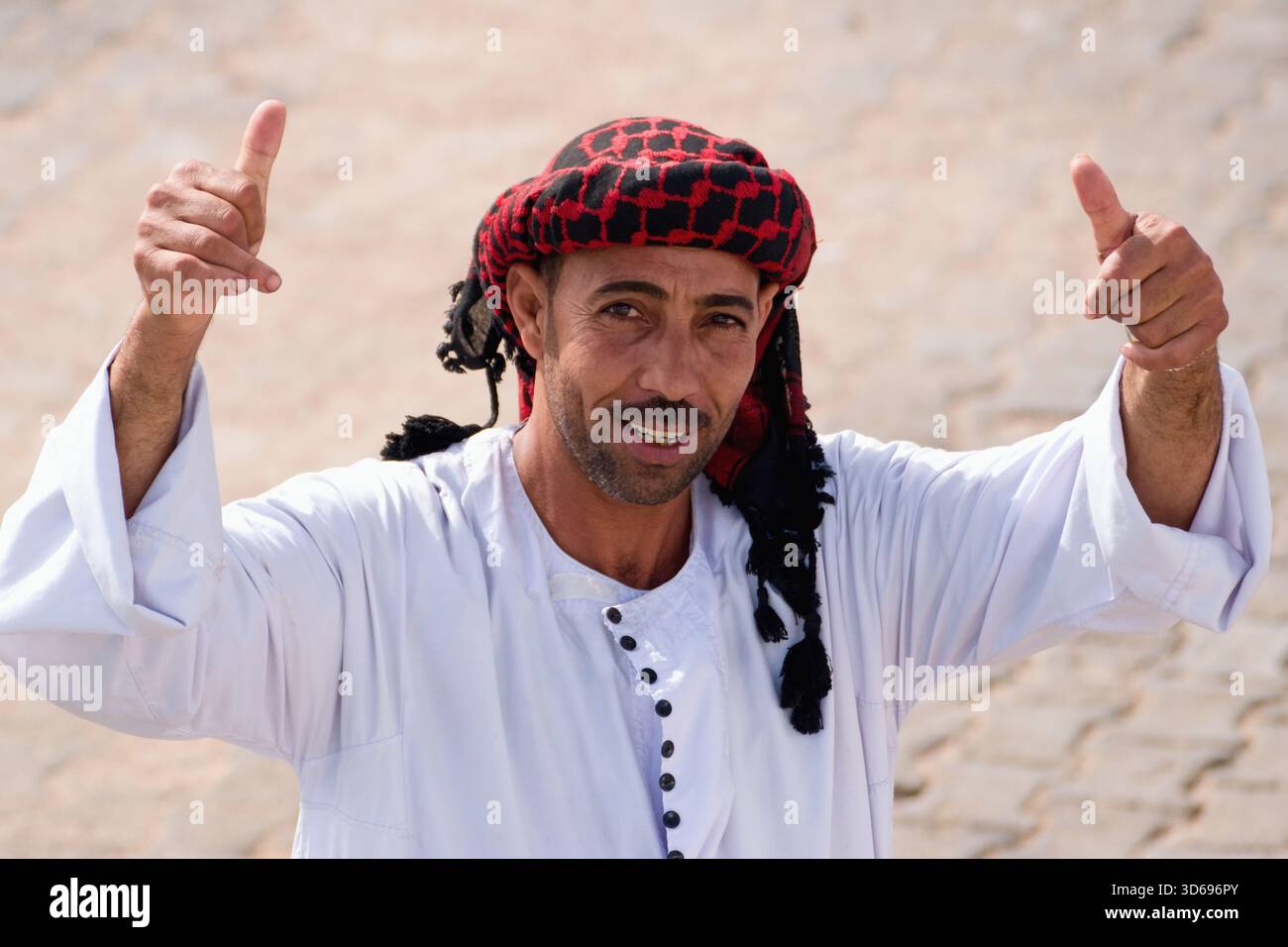 Città di Hurghada, Egitto - 25.3,2019: Felice uomo egiziano sorridente che indossa il tradizionale abito da uomo arabo 'Galabeya' e foulard 'keffiyeh or kufiya '. Foto Stock