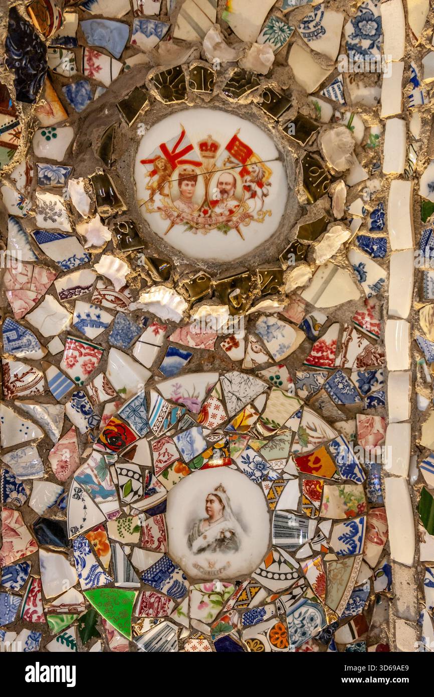 Ceramica nella Little Chapel, valle Les Vauxbelets, Saint Andrew, Balliwick of Guernsey, Isole del Canale, REGNO UNITO Foto Stock