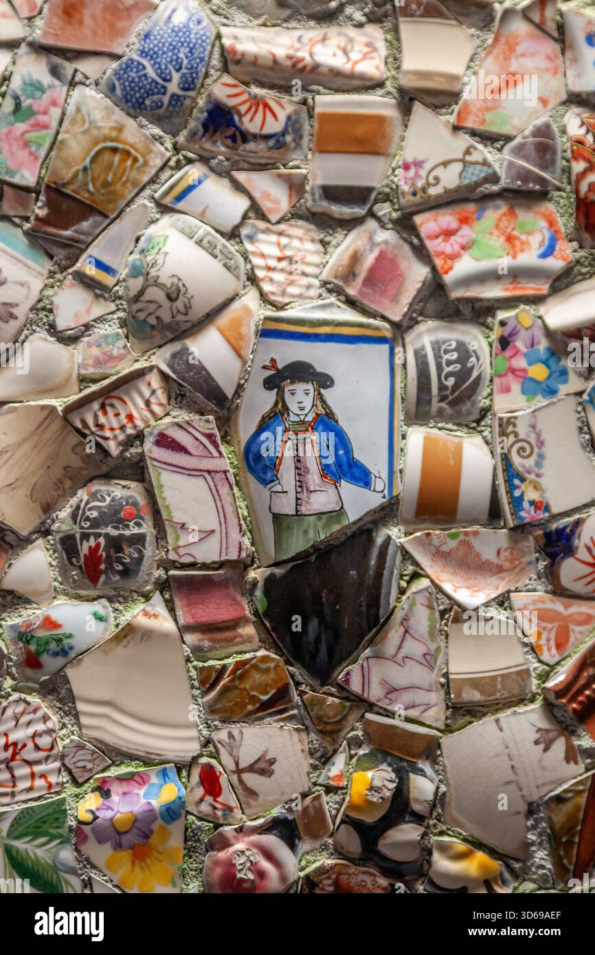 Ceramica nella Little Chapel, valle Les Vauxbelets, Saint Andrew, Balliwick of Guernsey, Isole del Canale, REGNO UNITO Foto Stock