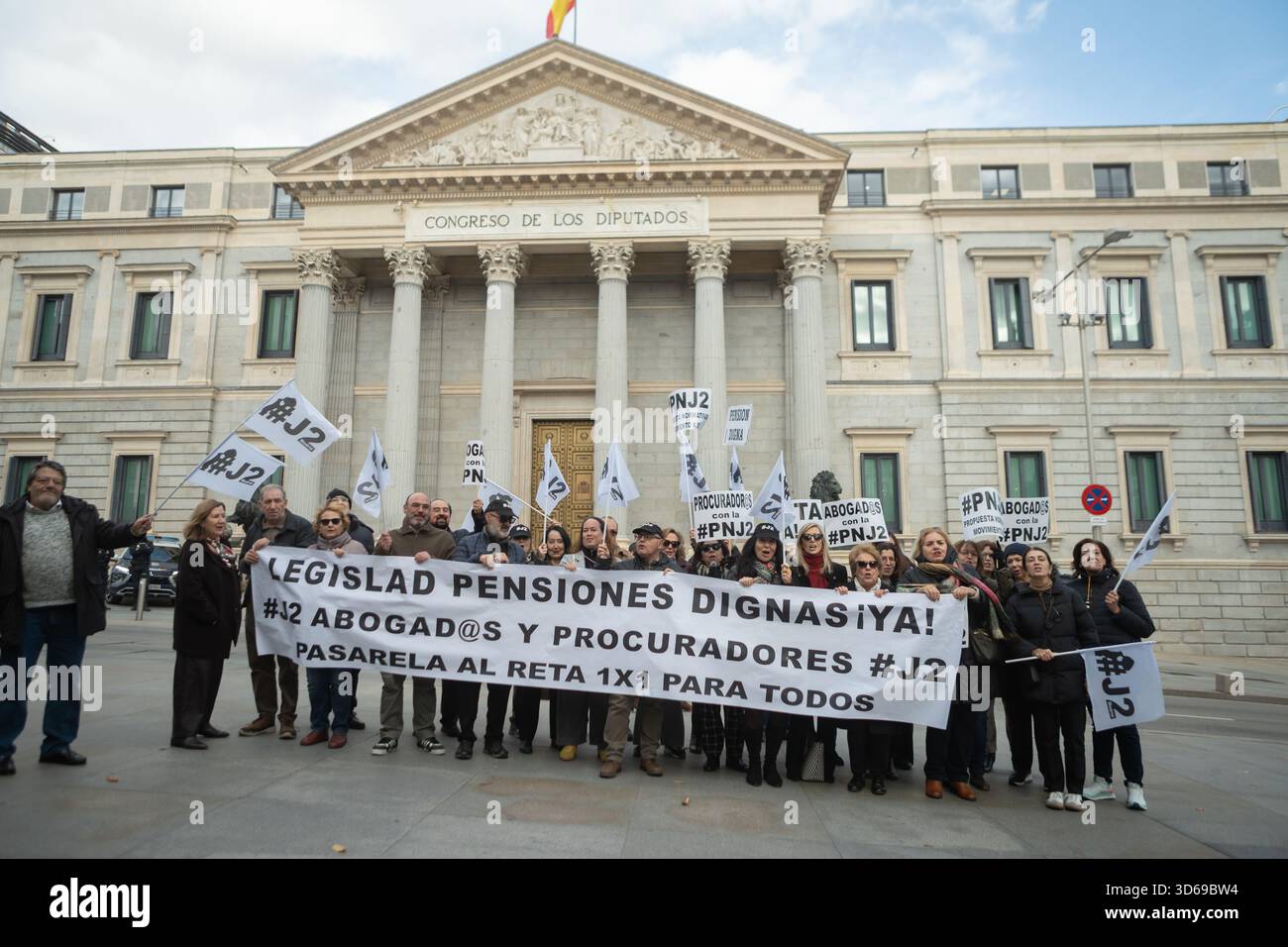 Madrid, Spagna. 19 novembre 2025. I membri del Movimiento #J2 e altri professionisti mutualisti protestano al di fuori del Congresso spagnolo dei deputati a Madrid durante una regolare azione settimanale volta a chiedere un equo «Pasarela al RETA» 1x1 che consenta a avvocati, procuratori e altri mutualisti di trasferire i loro contributi pensionistici al sistema pubblico di sicurezza sociale, denunciando le pensioni future basse e chiedendo giustizia sociale ed economica. Crediti: Diego Martínez/Alamy Live News. Foto Stock