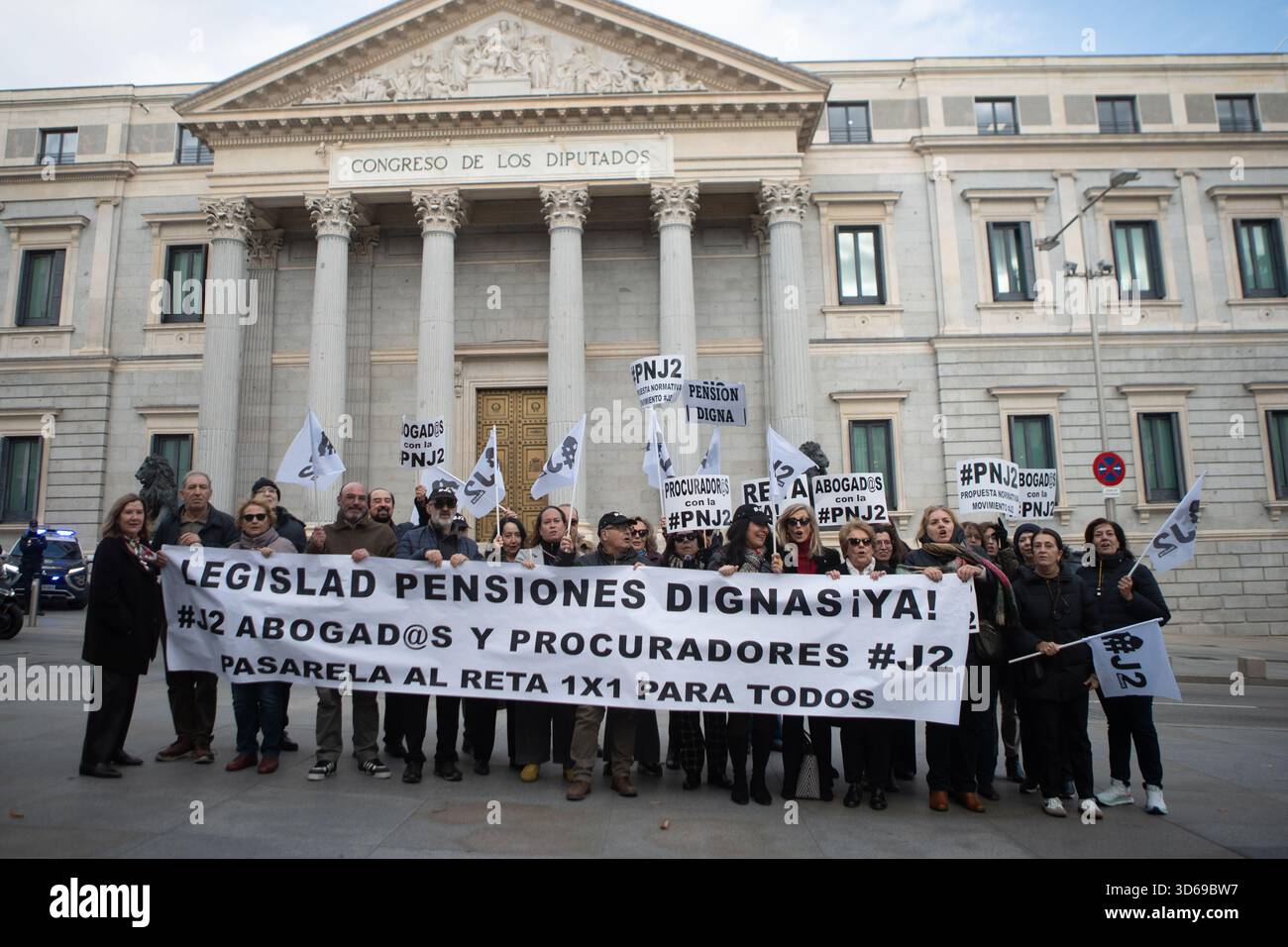 Madrid, Spagna. 19 novembre 2025. I membri del Movimiento #J2 e altri professionisti mutualisti protestano al di fuori del Congresso spagnolo dei deputati a Madrid durante una regolare azione settimanale volta a chiedere un equo «Pasarela al RETA» 1x1 che consenta a avvocati, procuratori e altri mutualisti di trasferire i loro contributi pensionistici al sistema pubblico di sicurezza sociale, denunciando le pensioni future basse e chiedendo giustizia sociale ed economica. Crediti: Diego Martínez/Alamy Live News. Foto Stock