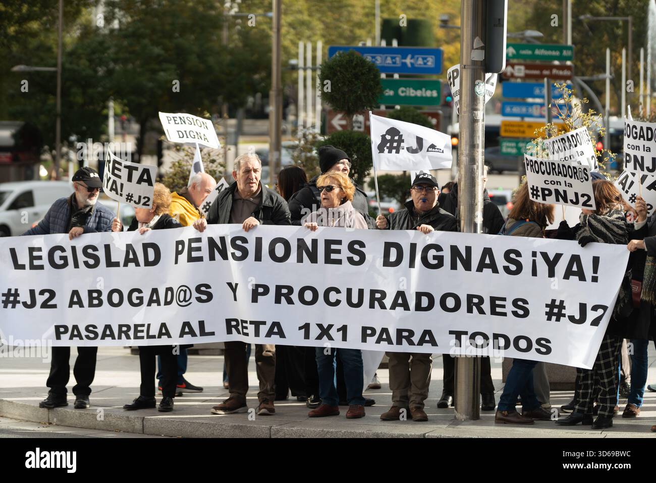 Madrid, Spagna. 19 novembre 2025. I membri del Movimiento #J2 e altri professionisti mutualisti protestano al di fuori del Congresso spagnolo dei deputati a Madrid durante una regolare azione settimanale volta a chiedere un equo «Pasarela al RETA» 1x1 che consenta a avvocati, procuratori e altri mutualisti di trasferire i loro contributi pensionistici al sistema pubblico di sicurezza sociale, denunciando le pensioni future basse e chiedendo giustizia sociale ed economica. Crediti: Diego Martínez/Alamy Live News. Foto Stock