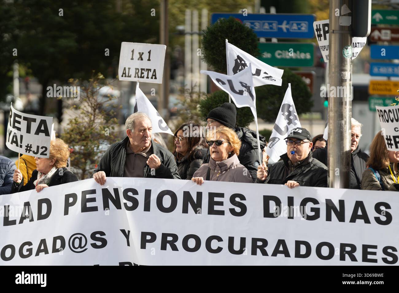 Madrid, Spagna. 19 novembre 2025. I membri del Movimiento #J2 e altri professionisti mutualisti protestano al di fuori del Congresso spagnolo dei deputati a Madrid durante una regolare azione settimanale volta a chiedere un equo «Pasarela al RETA» 1x1 che consenta a avvocati, procuratori e altri mutualisti di trasferire i loro contributi pensionistici al sistema pubblico di sicurezza sociale, denunciando le pensioni future basse e chiedendo giustizia sociale ed economica. Crediti: Diego Martínez/Alamy Live News. Foto Stock