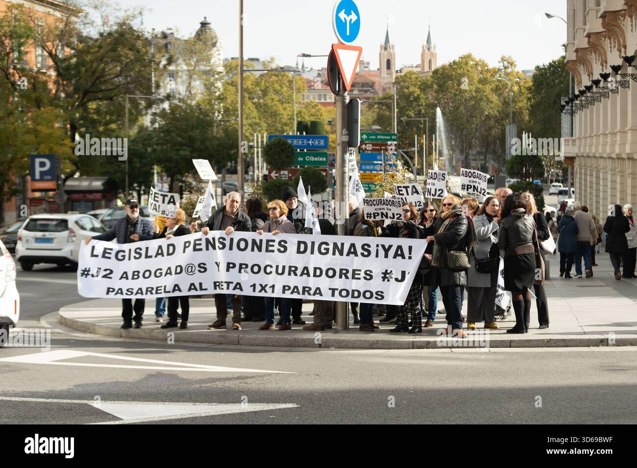 Madrid, Spagna. 19 novembre 2025. I membri del Movimiento #J2 e altri professionisti mutualisti protestano al di fuori del Congresso spagnolo dei deputati a Madrid durante una regolare azione settimanale volta a chiedere un equo «Pasarela al RETA» 1x1 che consenta a avvocati, procuratori e altri mutualisti di trasferire i loro contributi pensionistici al sistema pubblico di sicurezza sociale, denunciando le pensioni future basse e chiedendo giustizia sociale ed economica. Crediti: Diego Martínez/Alamy Live News. Foto Stock