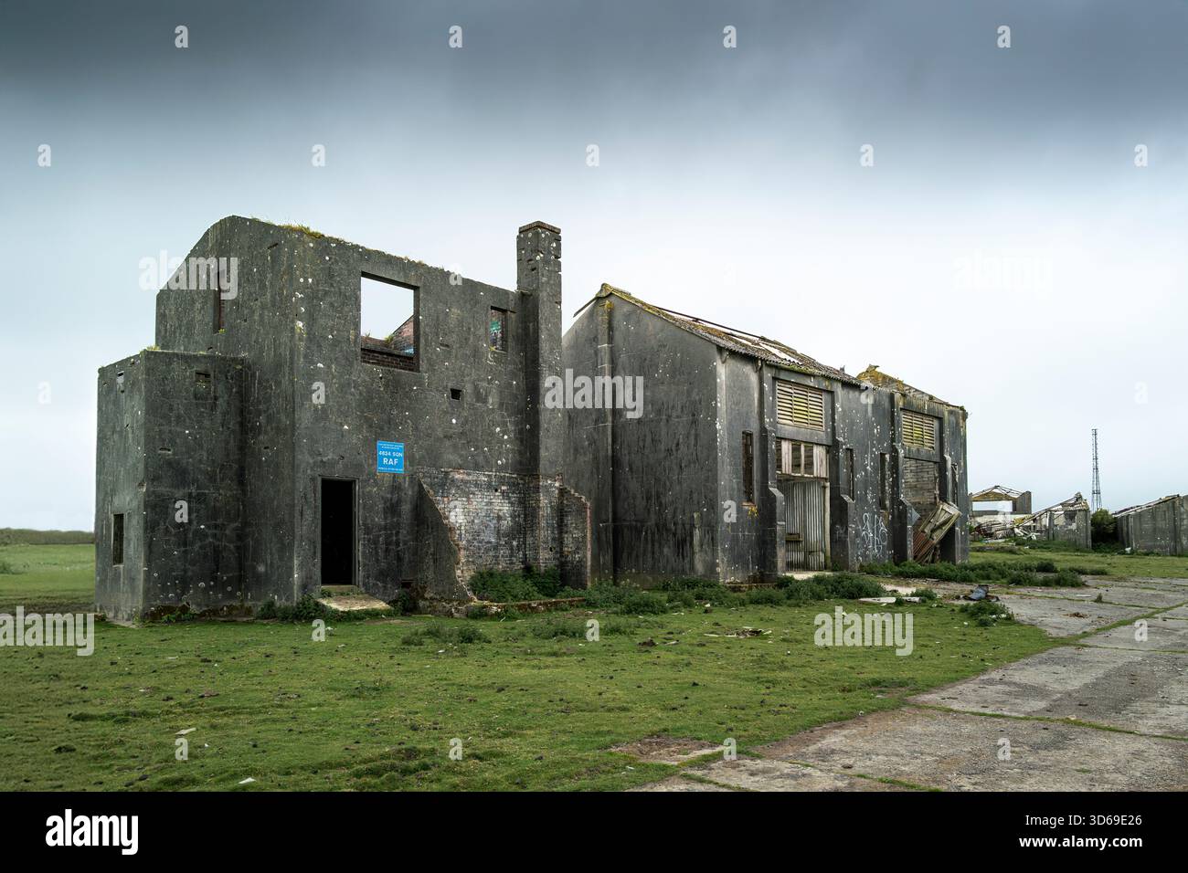 I resti di edifici storici sul campo d'aviazione RAF Davidstow in disuso a Bodmin Moor in Cornovaglia nel Regno Unito. L'edificio sulla sinistra sono i resti Foto Stock