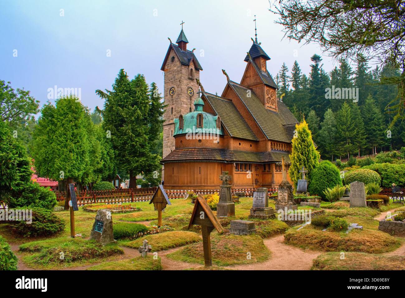 Karpacz Polonia - 8 agosto 2024: Chiesa di Wang, un monumento unico di architettura sacrale scandinava del XII secolo. La struttura arrivò in Polonia Foto Stock