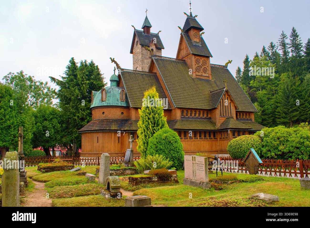 Karpacz Polonia - 8 agosto 2024: Chiesa di Wang, un monumento unico di architettura sacrale scandinava del XII secolo. La struttura arrivò in Polonia Foto Stock
