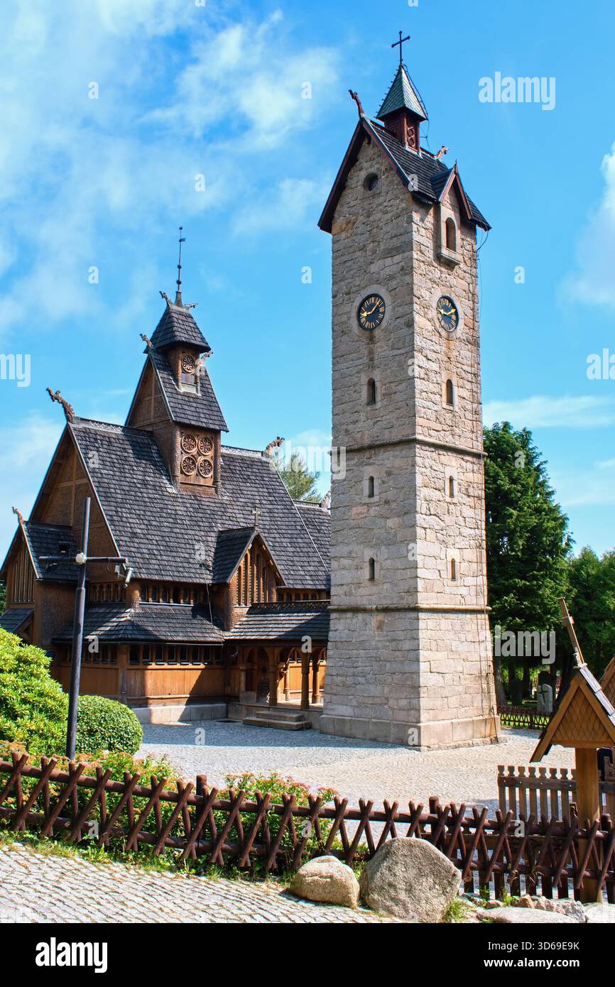 Karpacz Polonia - 8 agosto 2024: Chiesa di Wang, un monumento unico di architettura sacrale scandinava del XII secolo. La struttura arrivò in Polonia Foto Stock