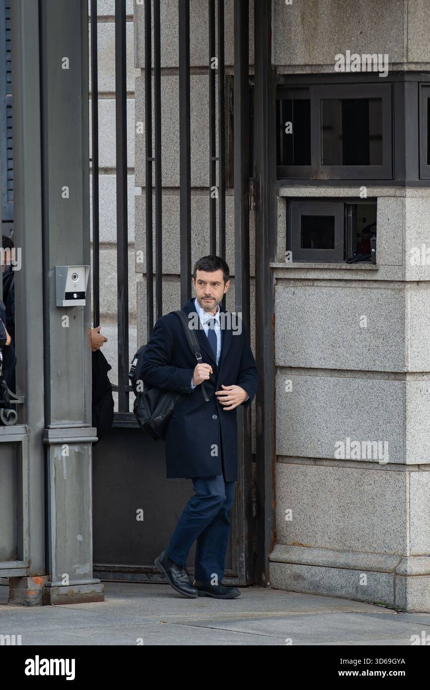Madrid, Spagna. 19 novembre 2025. Il ministro spagnolo dei diritti sociali, dei consumatori e Agenda 2030 Pablo Bustinduy lascia il Congresso spagnolo dei deputati attraverso una porta esterna dopo aver partecipato a una sessione parlamentare a Madrid. Il ministro esce dallo storico edificio del parlamento mentre giornalisti e fotografi coprono l'attività politica della giornata. Crediti: Diego Martínez/Alamy Live News. Foto Stock