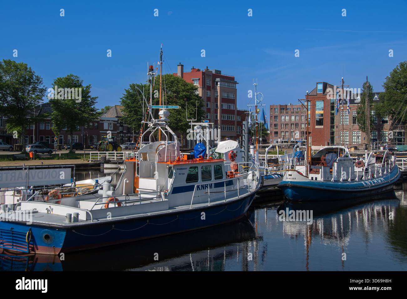 Den Helder, Paesi Bassi, 27 giugno 2024, navi nel porto interno di Den Helder Foto Stock