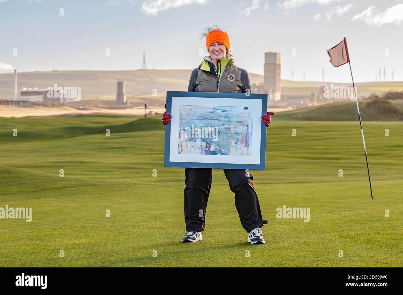 Dunbar Golf Course, East Lothian, Scozia, Regno Unito, 19 novembre 2025. Artista Liz McClarty Jones: Il paesaggista Liz è un appassionato golfista e membro del club di golf Dunbar ed è specializzato in paesaggi semi-astratti di campi da golf Links in tutta la Scozia. Posa con una delle sue opere ispirate a questo campo da golf, il giorno più freddo dell'inverno finora, per il progetto del fotografo East Lothian Artists Credti: Sally Anderson/Alamy Live News Foto Stock