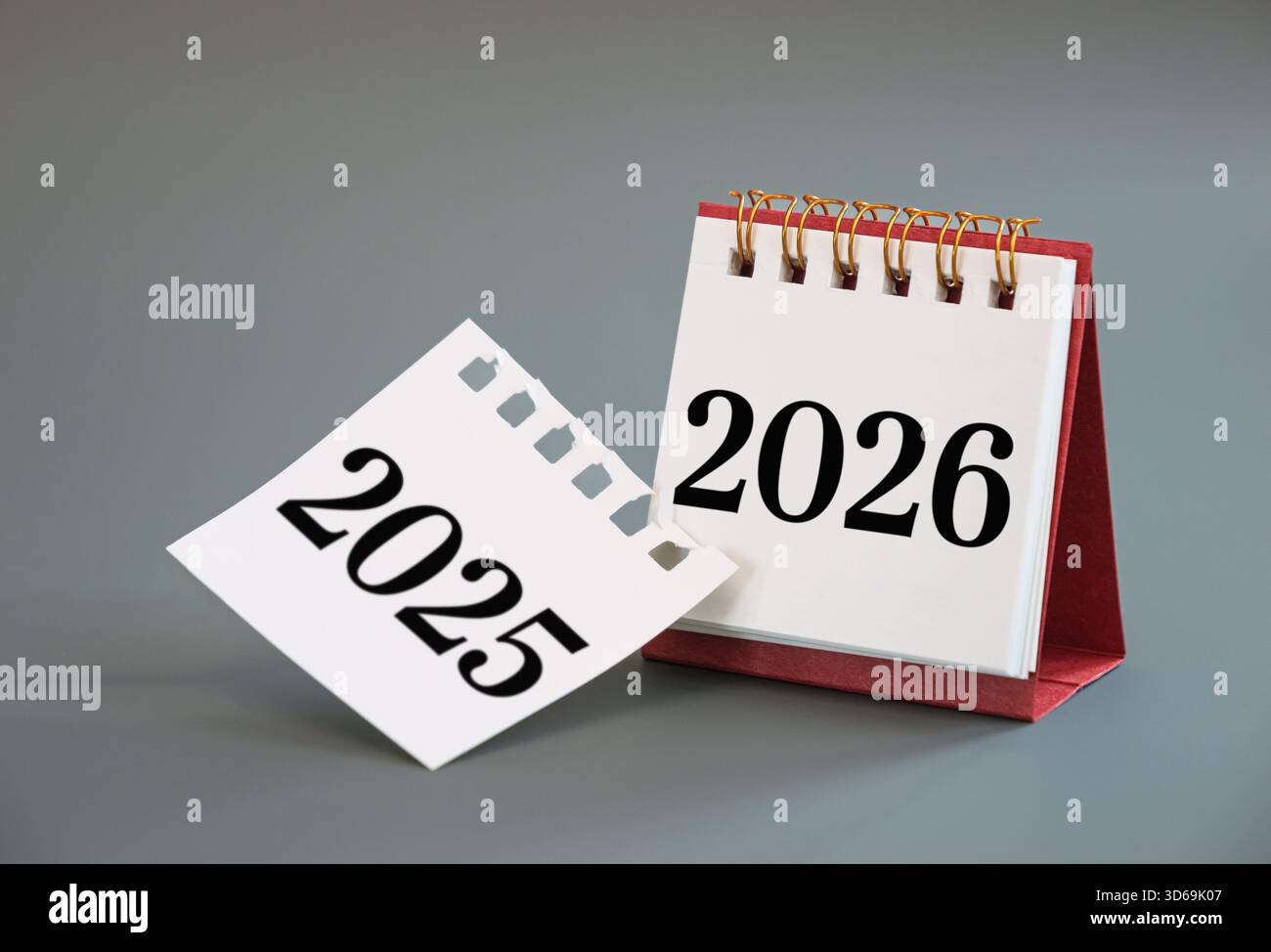 Passaggio dalla pagina del calendario 2025 alla pagina 2026, concetto del calendario di Capodanno. calendario da scrivania a fogli mobili per festeggiare il nuovo anno Foto Stock