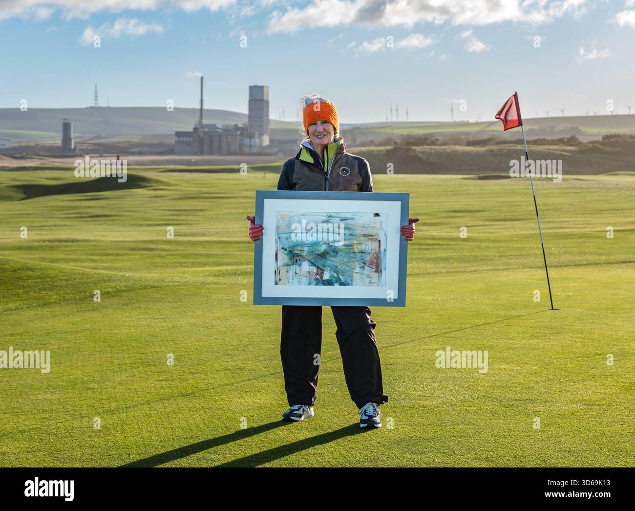 Dunbar Golf Course, East Lothian, Scozia, Regno Unito, 19 novembre 2025. Artista Liz McClarty Jones: Il paesaggista Liz è un appassionato golfista e membro del club di golf Dunbar ed è specializzato in paesaggi semi-astratti di campi da golf Links in tutta la Scozia. Posa con una delle sue opere ispirate a questo campo da golf, il giorno più freddo dell'inverno finora, per il progetto del fotografo East Lothian Artists Credti: Sally Anderson/Alamy Live News Foto Stock