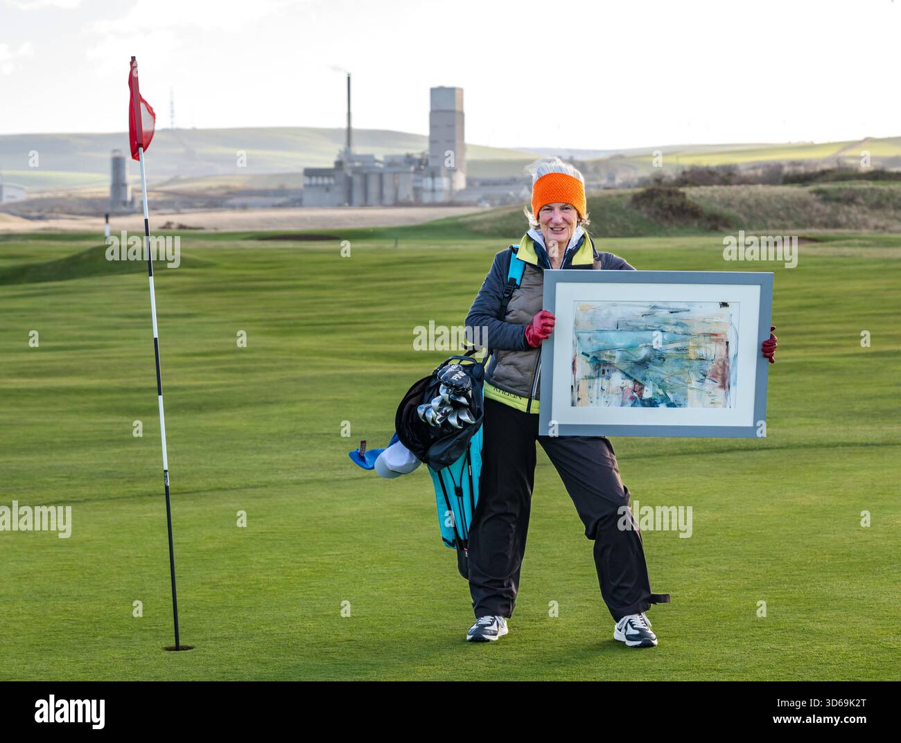 Dunbar Golf Course, East Lothian, Scozia, Regno Unito, 19 novembre 2025. Artista Liz McClarty Jones: Il paesaggista Liz è un appassionato golfista e membro del club di golf Dunbar ed è specializzato in paesaggi semi-astratti di campi da golf Links in tutta la Scozia. Posa con una delle sue opere ispirate a questo campo da golf, il giorno più freddo dell'inverno finora, per il progetto del fotografo East Lothian Artists Credti: Sally Anderson/Alamy Live News Foto Stock